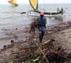 Dipenuhi Sampah, Wisatawan Pasir Putih Kecewa